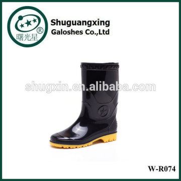 Chaussures de pluie de l’homme fond plat monogramme, bottes pluie Fashion W-R074 de l’homme en PVC